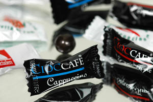 Cioccaf�. Lille men v�gen. Godbid med Cappuccino, Espresso, Chili eller Rom-rosin.  Kan  bl.a. leveres i sm� s�kke med kort til hilsen vedh�ftet, eller i  Displayboks. Vi kan trykke Deres logo direkte p� produkt emballagen.  