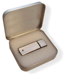 Aluminiumspræsentationen i 83 mm. x 90 mm. x 28 mm. er i hvidt formskåret skum, passende til læderserien.
