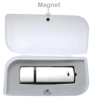 - eller en magnetlukke box i dimensionerne 88 mm. x 63 mm. x 18 mm. Indeholdt af en grå formstøbt skum