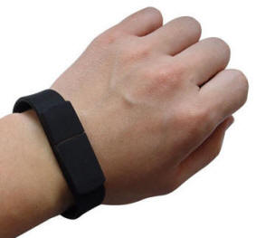 Lizzard USB armbåndet er lavet af fleksibelt silicone og kan leveres i flere standardfarver.