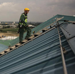 Iført personlige faldsikringsudstyr er et primært krav for at arbejde sikkert i højden