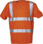 T-shirt, med rund hals, ensfarvet, skulderrefleks og korte ærmer. Isolerende, absorberende og svedtransporterende. EN 471,