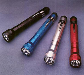 Pen light lommelygte produceret i flyaluminium med brudsikker Lexan linse.